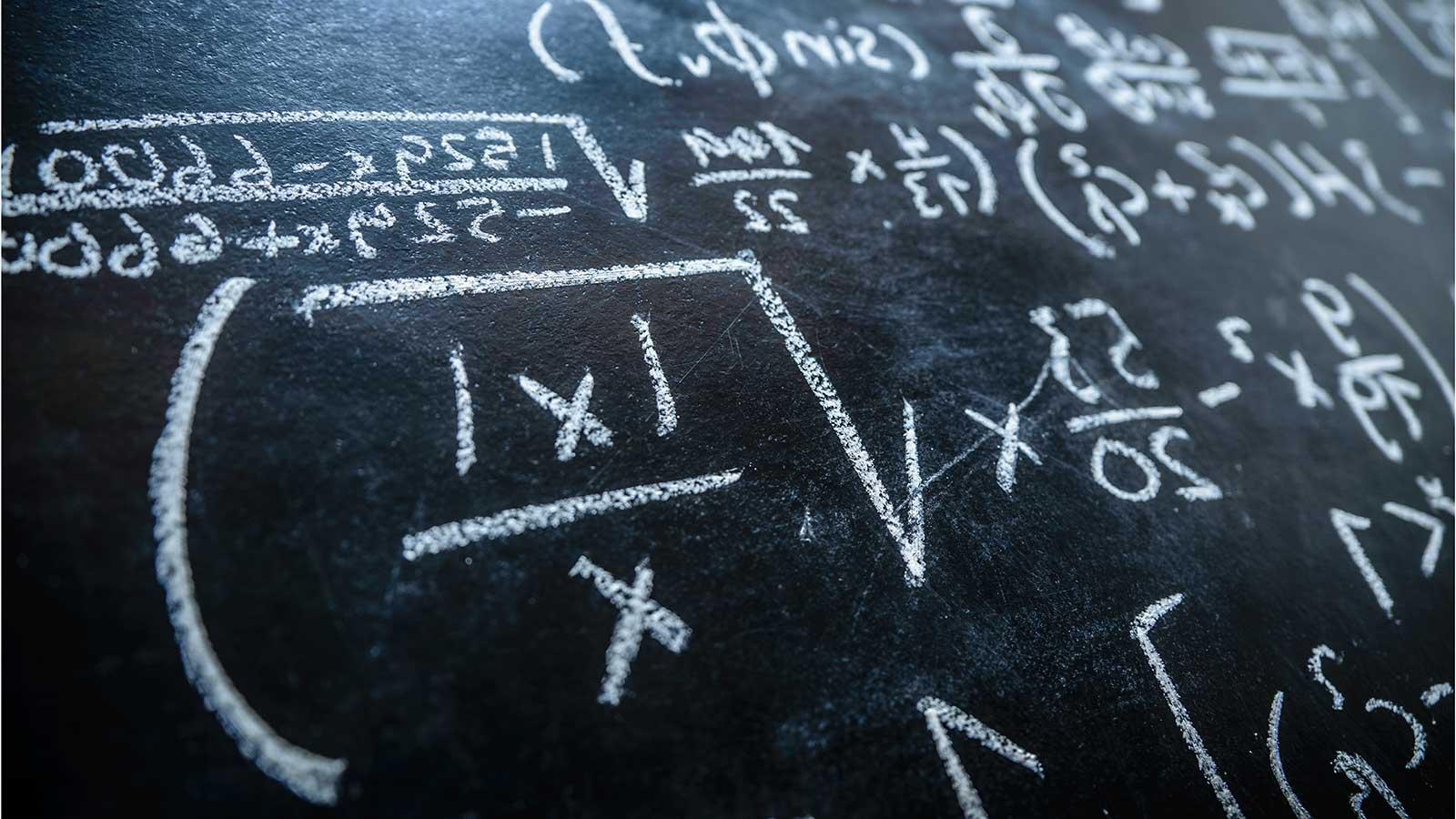 黑板上的方程式代表esball国际平台客户端的应用数学和统计课程